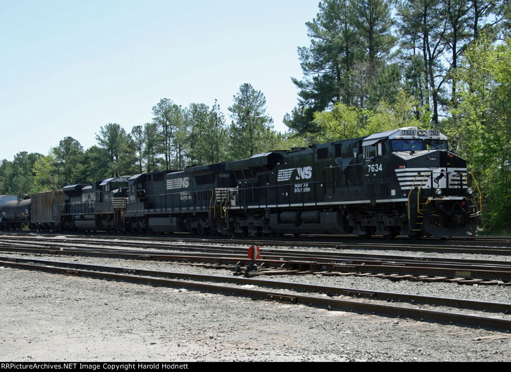 NS 7634 leads train 349 thru the yard